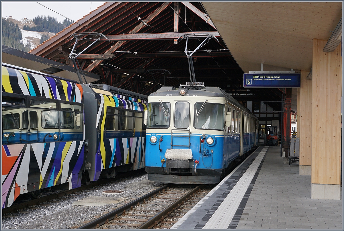 Durch einen Erdrutsch und den damit verbundenen Streckunterburch zwischen Gstaad und Châteua d'Oex Anfangs Januar 2018 kamen die beiden im östlichen Teil verbleibne ABDE 8/8 4001 und 4002 nochmals zu zahlreichen Einsätzzen.
Das Bild zeigt den ABDe 8/8 4001 als Regionalzug nach Rougemont in Zweisimmen.
10. Jan. 2018