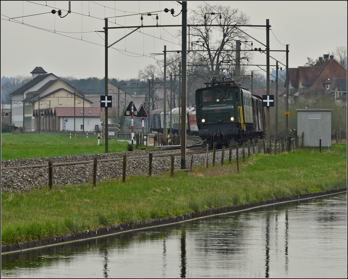 Durchfahrt der heißen Fuhre durch Bürglen mit Lok Ae 4/7 10950 der Swisstrain. April 2014.