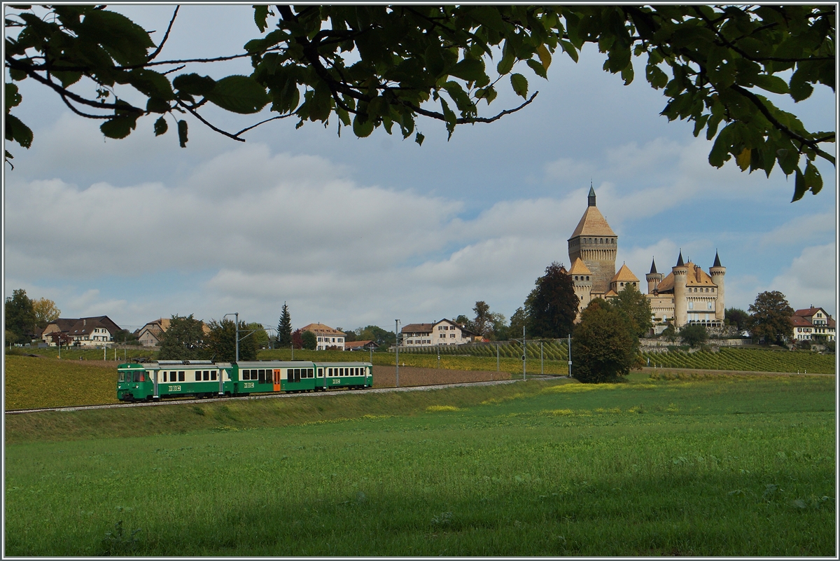Ein BAM Regionalzug bei Vufflens le Château auf der Fahrt Richtung Morges.
15. Okt. 2014
