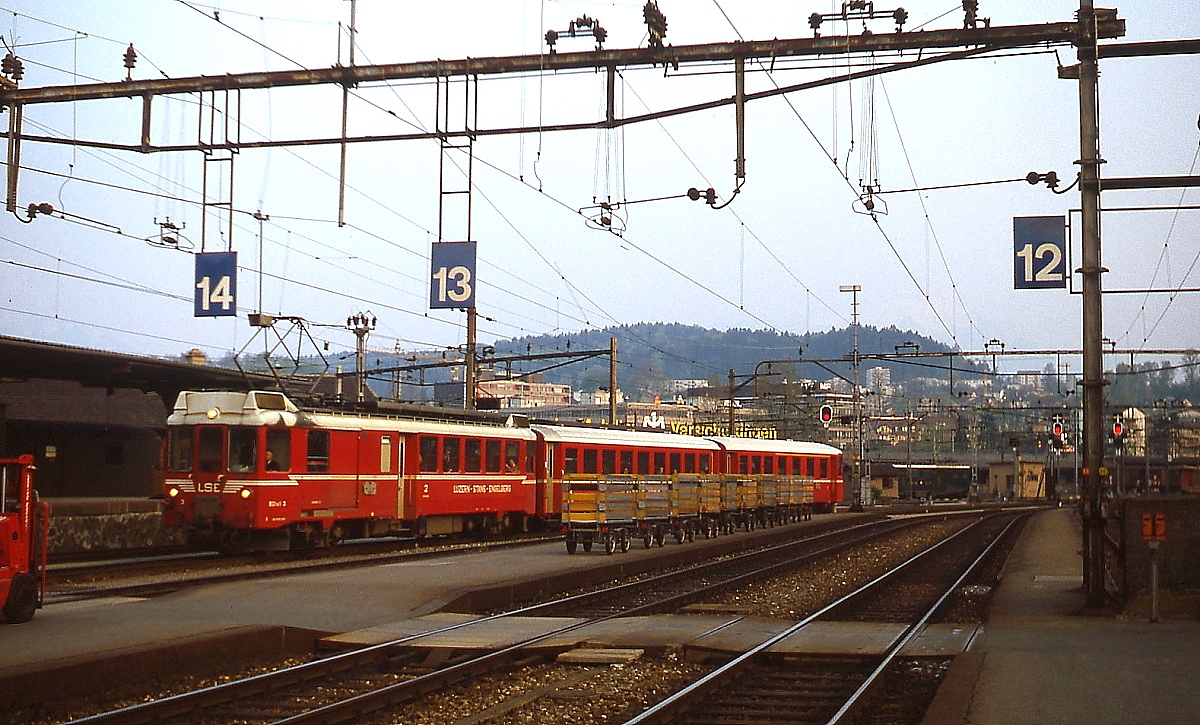 Ein BDeh 4/4 der Luzern-Stans-Engelberg-Bahn fhrt im Juli 1983 im Luzerner Hauptbahnhof ein