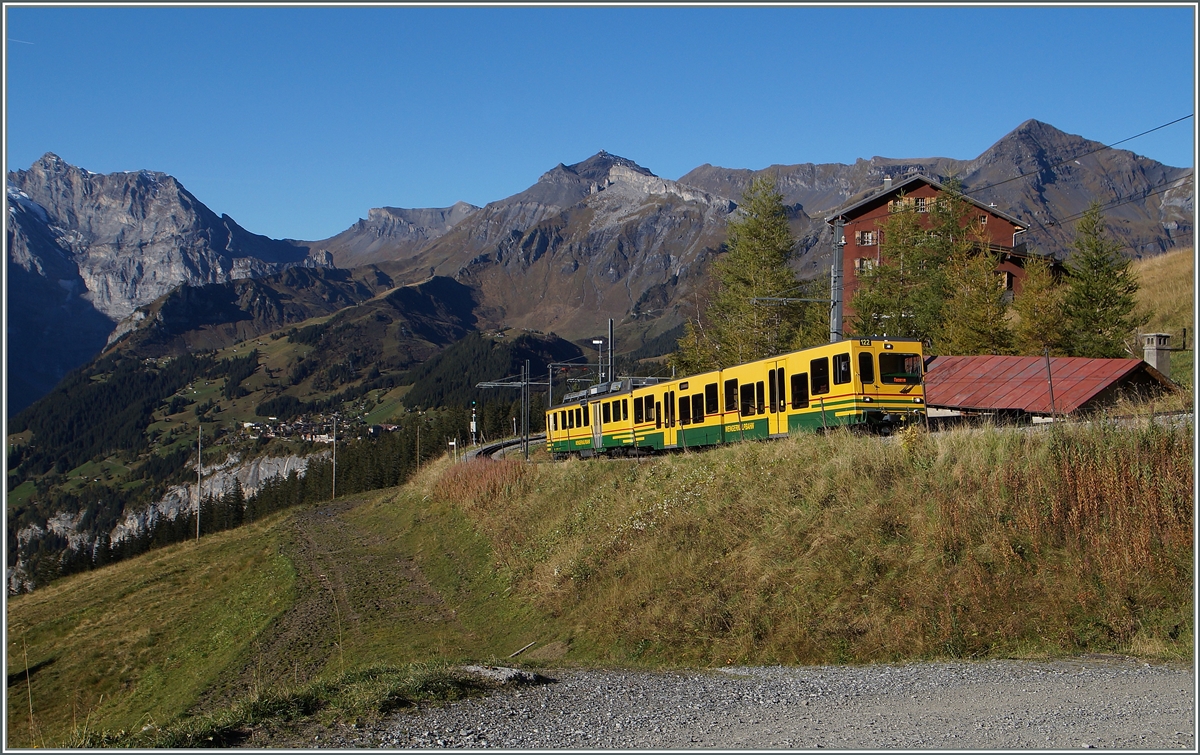 Ein bergwärts fahrender WAB Zug gleich oberhalb der Station Wengeralp. 
9. Okt. 2014