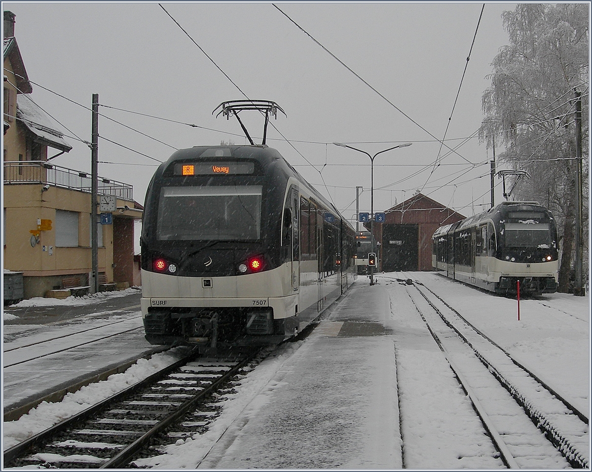 Ein Bild ohne Motiv, freilich sind zwei  MVR ABeh 2/6 in Blonay zu sehenen und ein dritter erreicht gerade den Bahnhof, doch das eigentliche Motiv ist der Schneeräumzug, bzw. das offene Schuppentor im Hintergrund, welches besagt, dass der Schneeräumzug unterwegs ist.

3. Feb. 2019