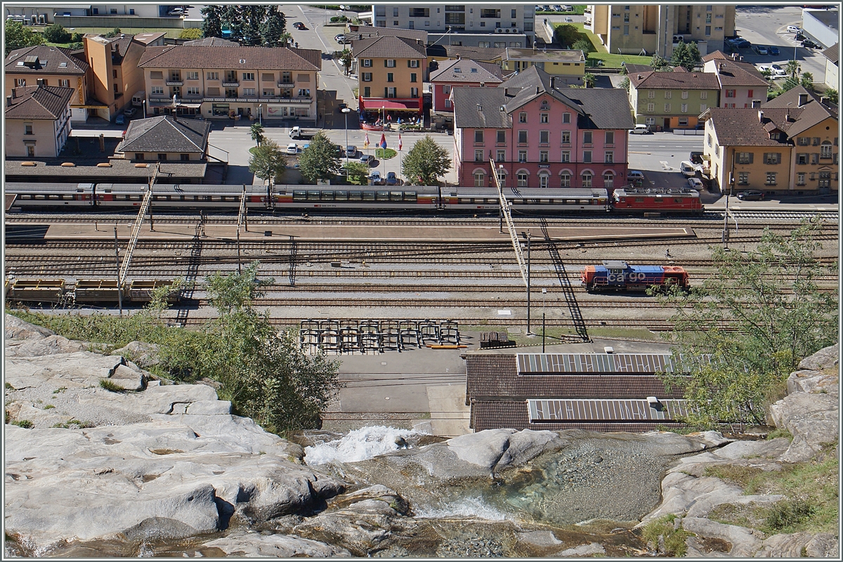 Ein Blick auf den Bahnhof von Biasca mit einen haltenden  Gotthard -IR auf dem Weg Richtung Norden.

24. Sep.t 2015
