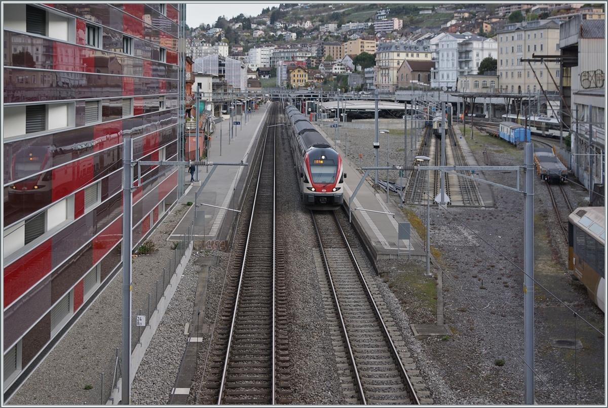 Ein Blick auf den Bahnhof von Montreux, der besonders im Normalspur Teil eher nüchtern ausfällt. Im Bild zwei SBB RABe 511 auf dem Weg als RE von Annemasse nach St-Maurice. 

12. April 2022