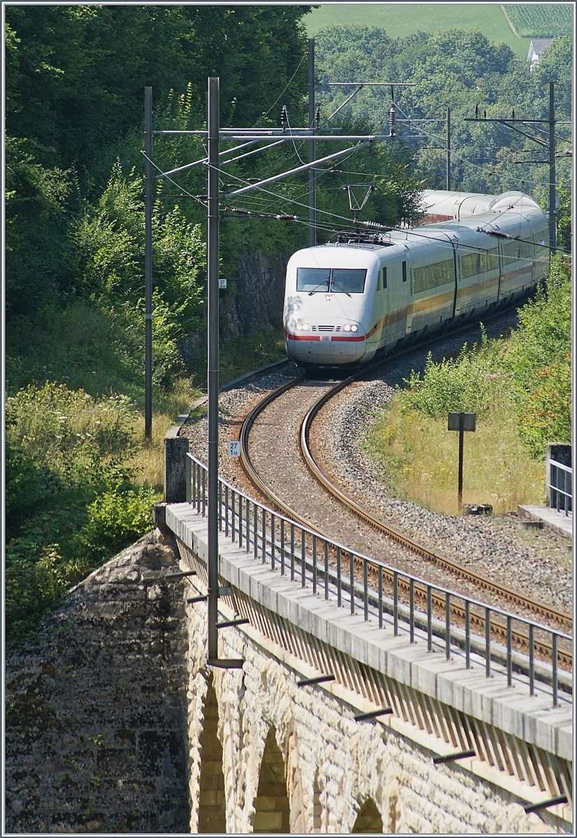 Ein DB ICE unterwegs von Interlaken Ost nach Berlin Ostbahnhof erreicht den Rümlinger Viadukt. (Sommerfahrplan 2018 / Umleitung via Alte Hauensteinlinie).
18. Juli 2018
