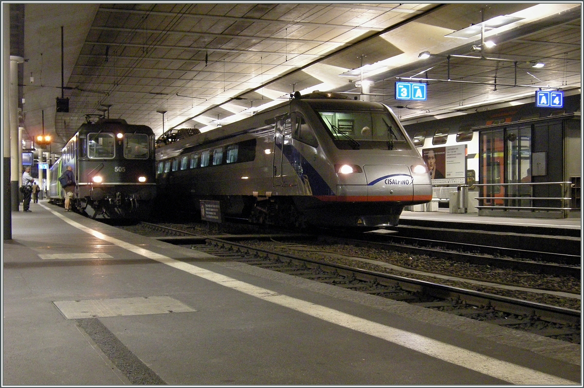 Ein ETR 470 damals noch fr  Cisalpino  fahrend und eine BLS Re 4/4 II (ex SBB) warten in Bern auf ihre Abfahrt.
19. Aug. 2010