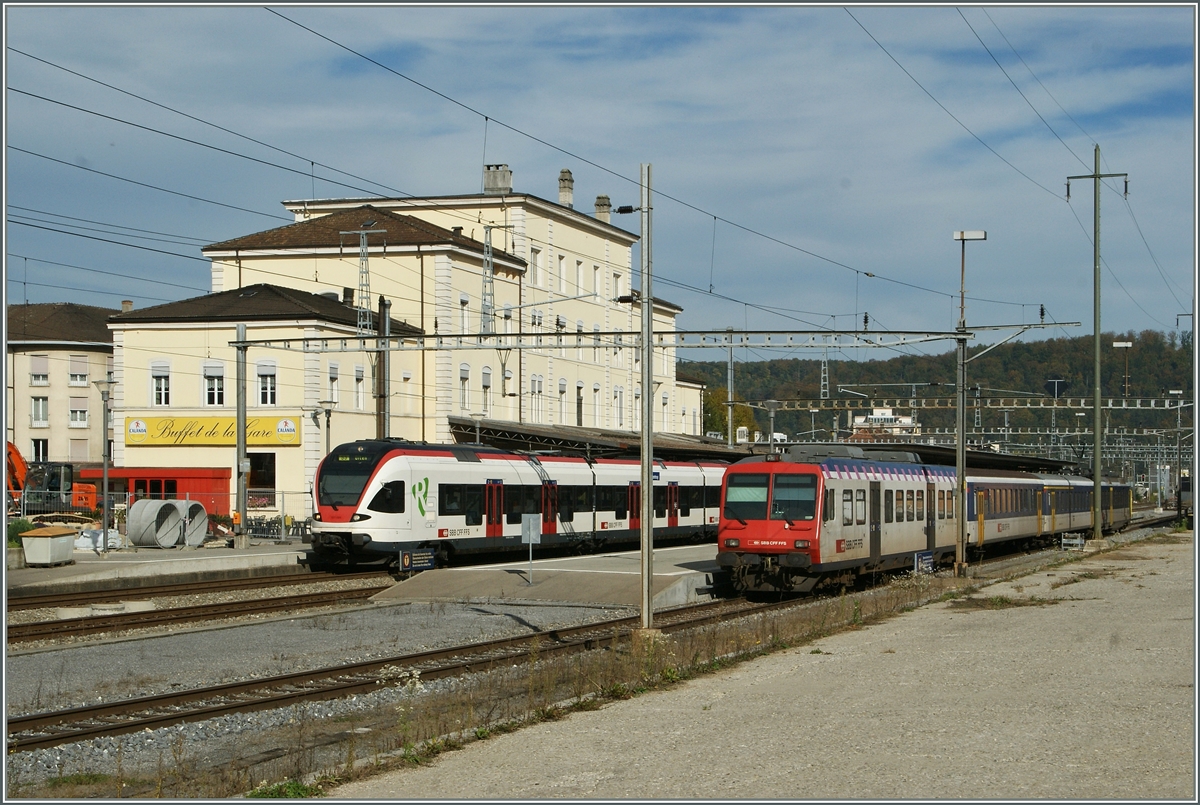 Ein Flirt als S3 nach Basel und ein NPZ (mit einem ex MThB Bt) als RE nach Delle warten in Porrentruy auf die Abfahrt. 
18. Okt. 2012