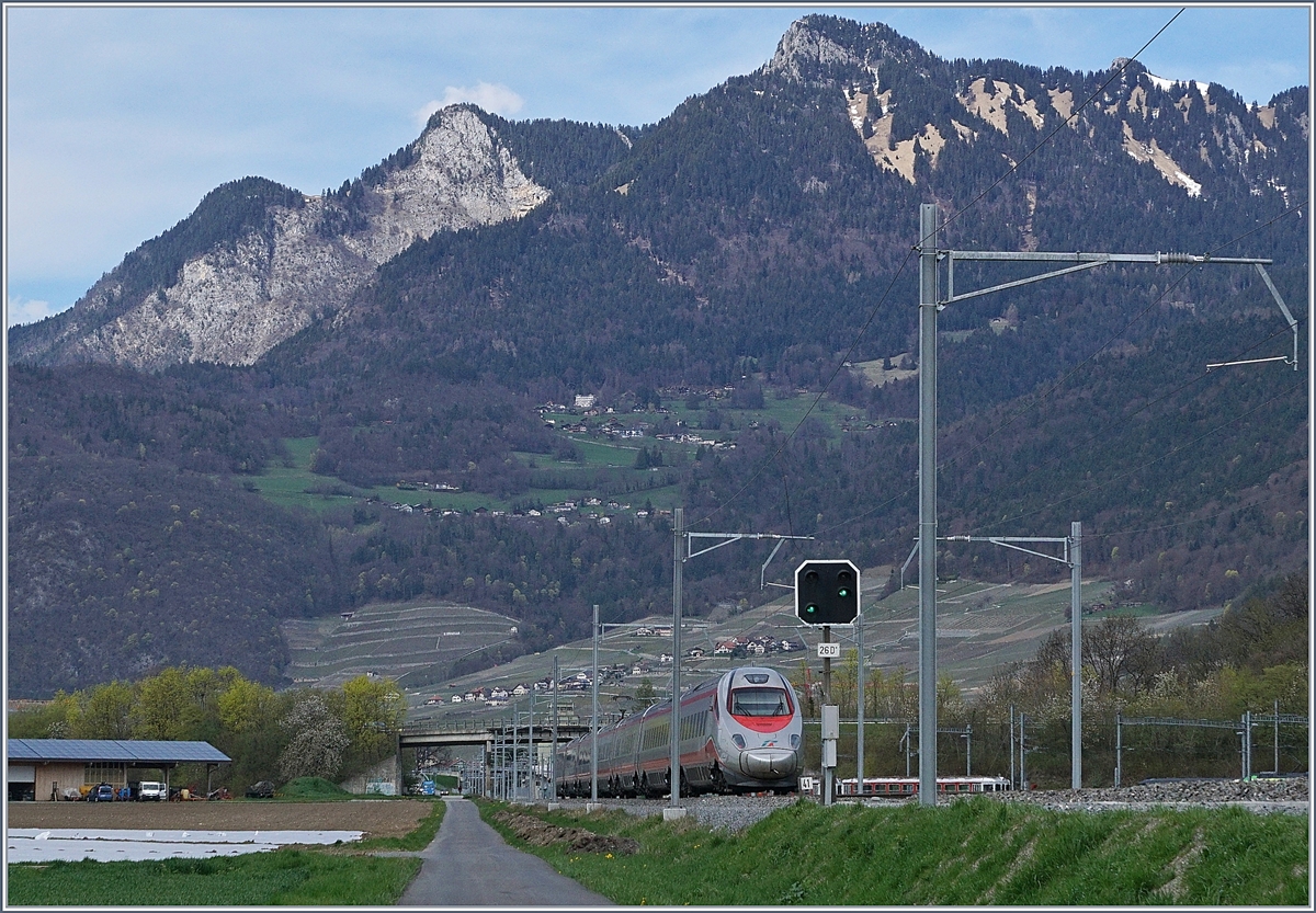 Ein FS Trenitalia ETR 610 auf seiner Fahrt von Milano nach Genève als EC 34 fährt in kürze in Aigle durch.
12. April 2018