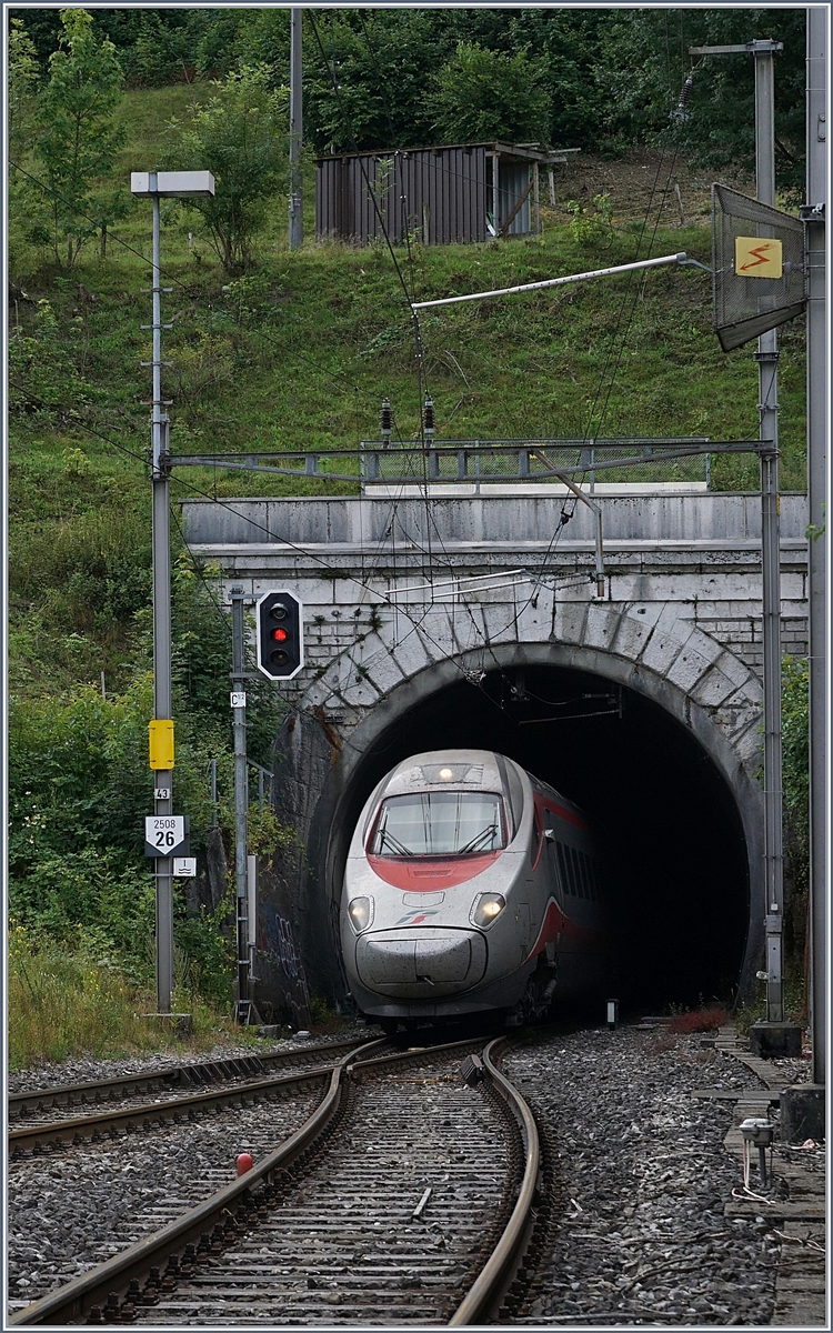 Ein FS Trenitalia ETR 610 als EC 10150 von Milano nach Basel SBB unterwegs, verlässt den 2495 Meter langen Hauensteintunnel bei Läufelfingen (Sommer-Umleitungsverkehr).
11. Juli 2018
