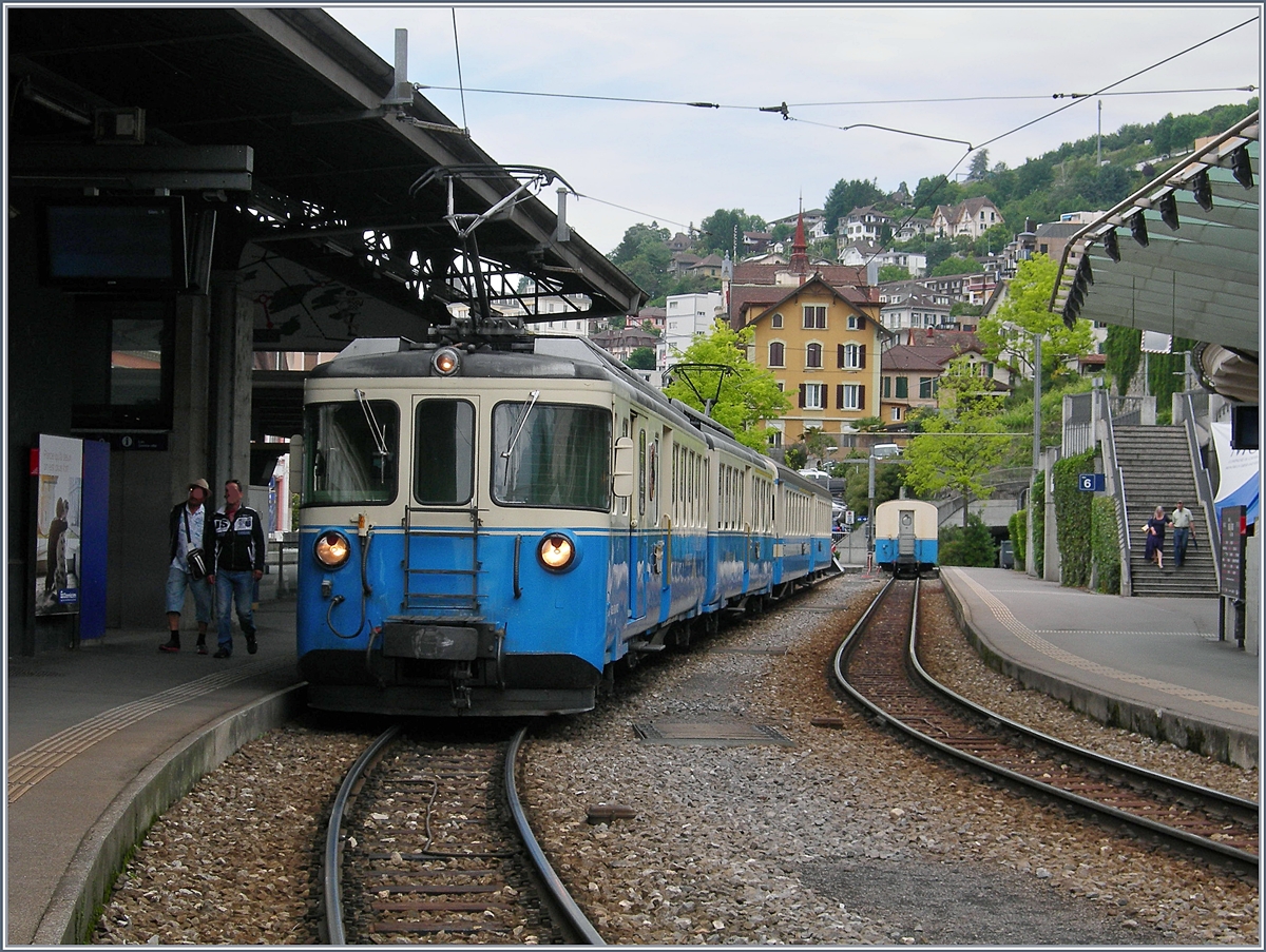 Ein ganzer Zug in schönsten MOB-Farben: der ABDe 8/8 4003  BERN  mit zwei Wagen wartet in Montreux auf die Abfahrt Richtung Zweisimmen. 5. Juni 2017