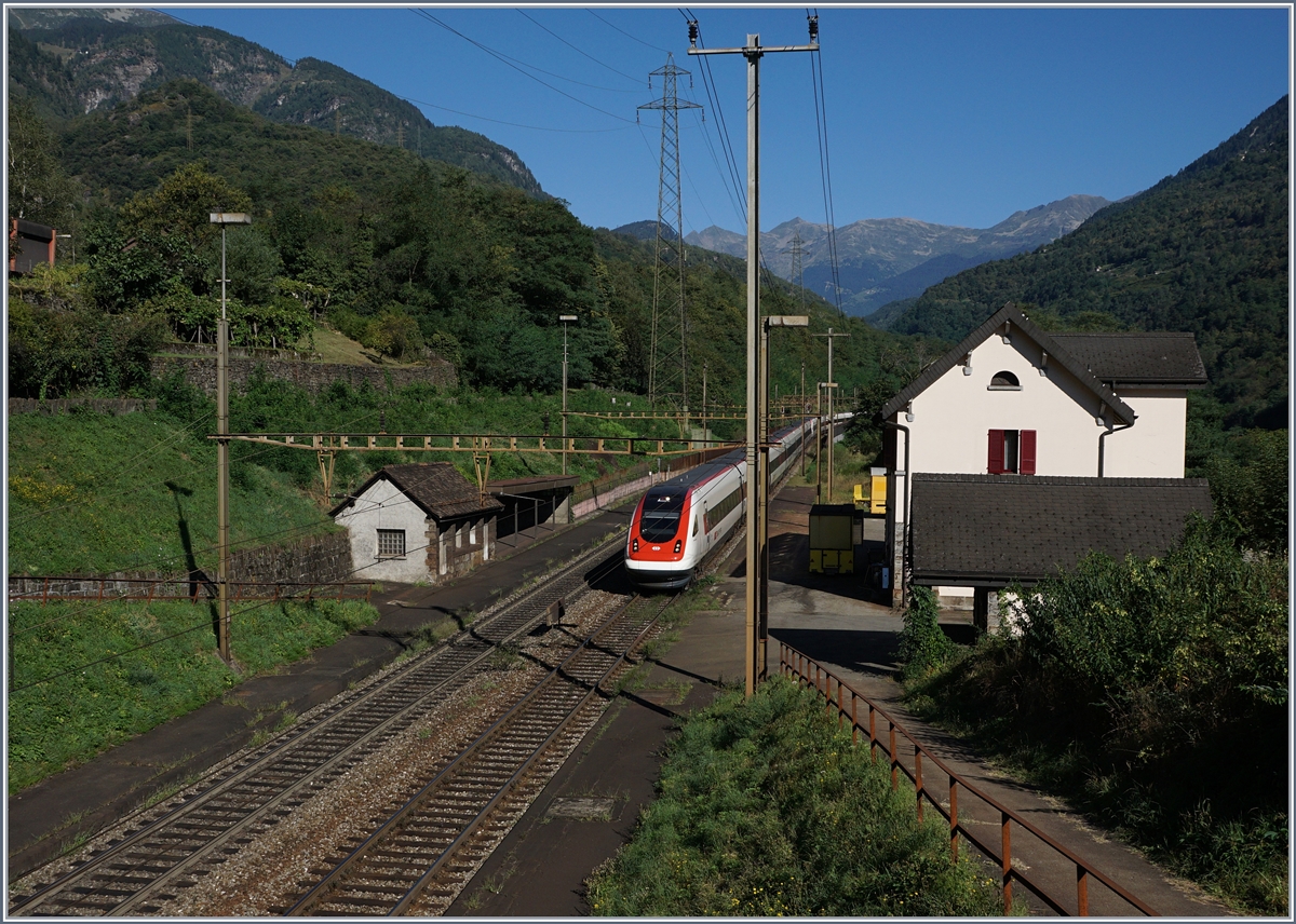 Ein ICN auf der Fahrt Richtung Lugano bei der Durchfahrt in Giornico, einer Station der Gotthardbahn mit noch intakten Publikumsanlagen aber seit langem ohen Verkehr. 
7. Sept. 2016  