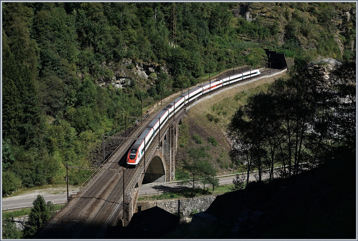 Ein ICN auf seiner Fahrt Richtung Norden befährt kurz nach Faido die Polmengobrücke.
6. Sept. 2016