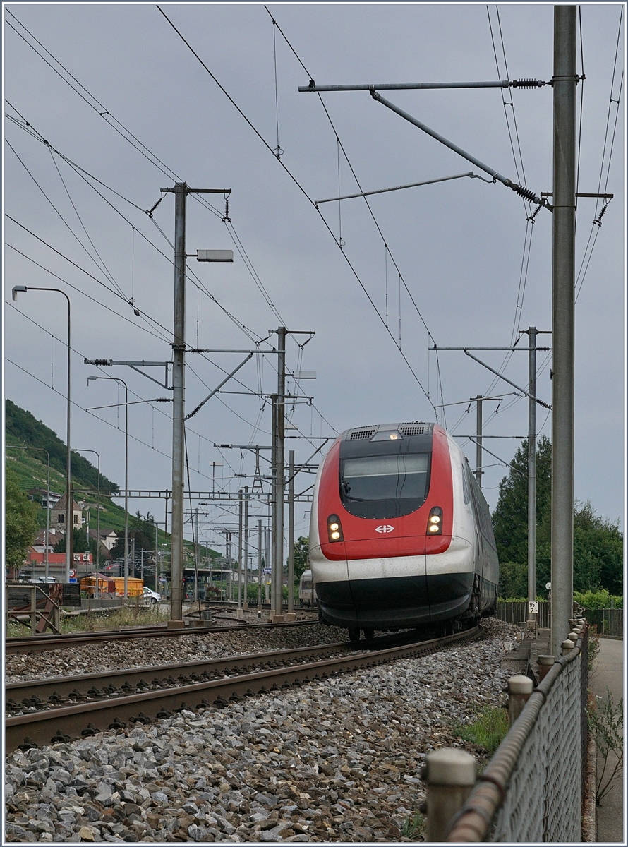 Ein ICN Richtung Lausanne bei seiner Durchfahrt in Twann.
31. Juli 2017