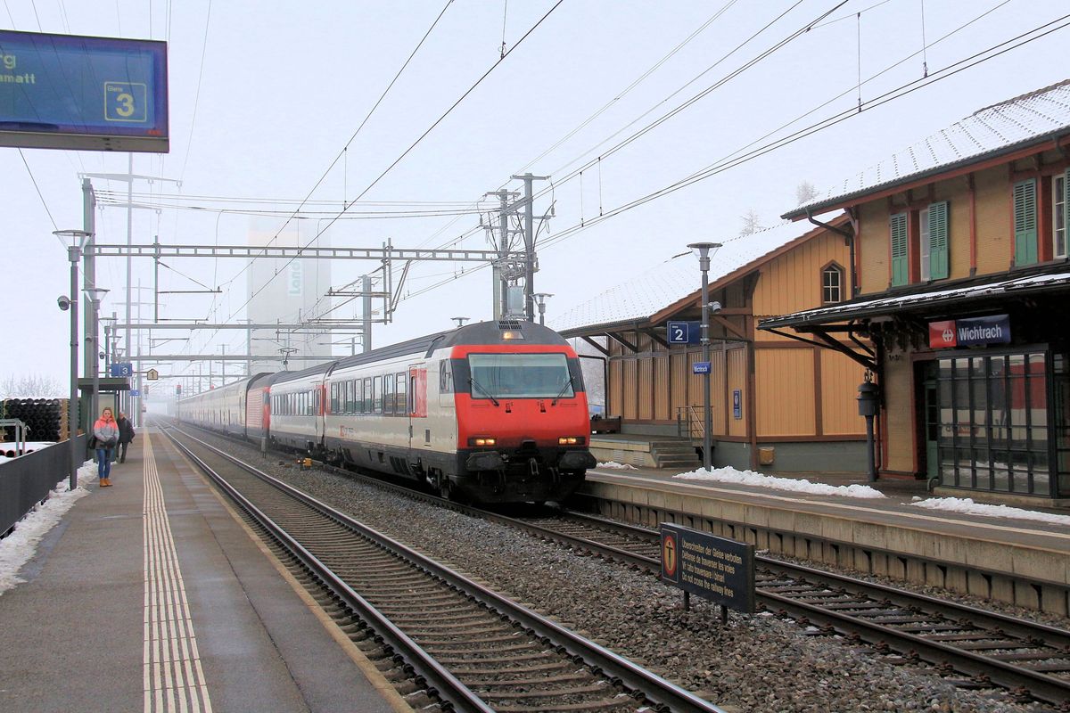 Ein kalter Tag an der Bahnlinie Bern-Thun: Durchfahrt eines Intercity mit SBB Re 460 an dritter Stelle, Wichtrach, 23.1.17