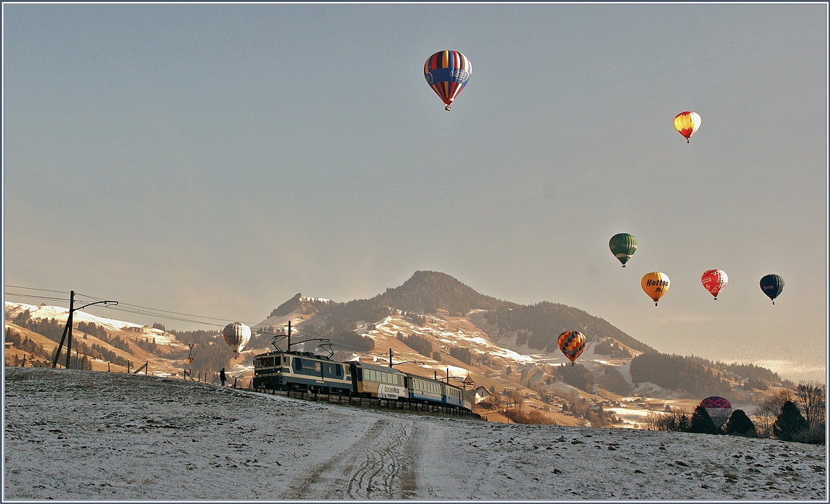 Ein MOB GDe 4/4 mit einem GoldenPass-Zug nach Montreux kurz nach Château d'Oex, wo gerade das Ballon Festival statt findet. 
23. Jan. 2011