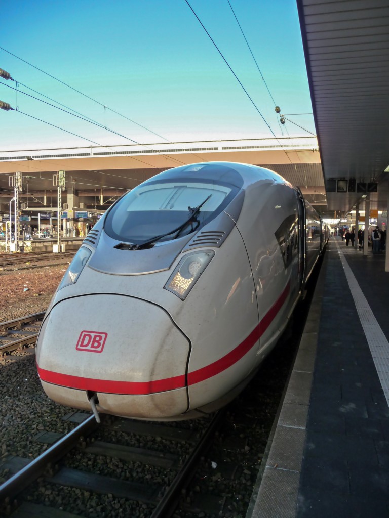 Ein noch recht neues Gesicht im Fernverkehr der DB sind die Velaros der Baureihe 407. 407 010 war am 02.01.2015 eingeteilt, zwischen Düsseldorf und Stuttgart zu pendeln, hier in Düsseldorf Hbf.