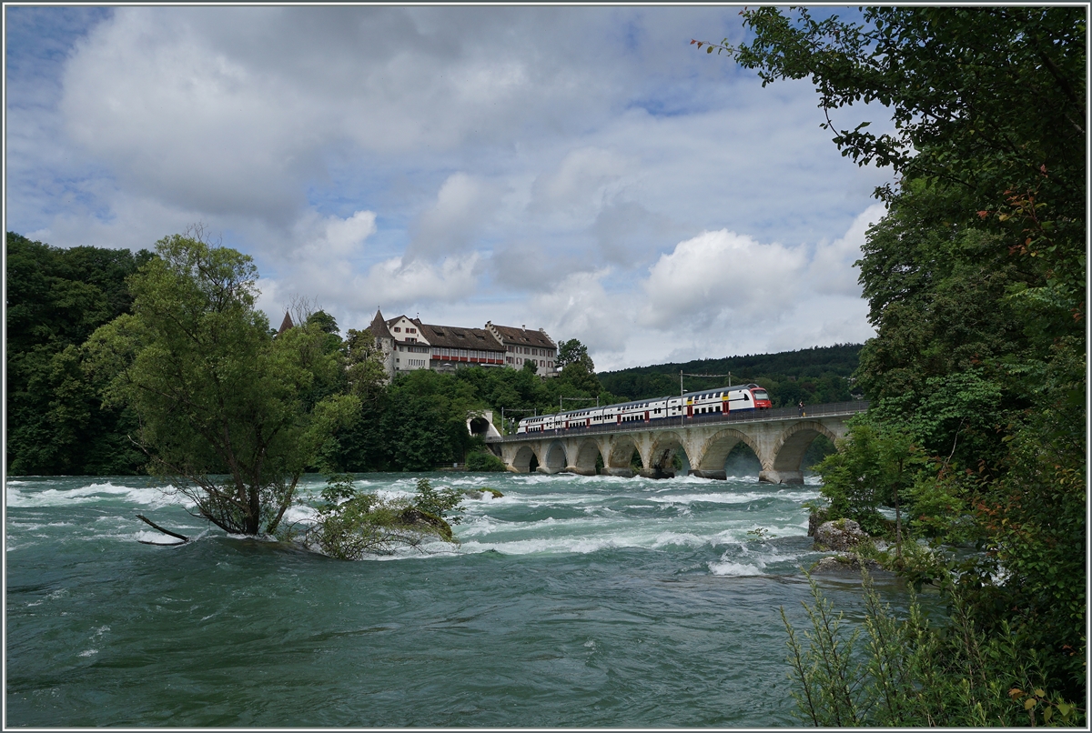 Ein RABe 514 als S24 auf der Fahrt von Thayngen nach Zug auf der Rheinbrücke zwischen Neuhausen und Schloss Laufen am Rheinfall.
18. Juni 2016