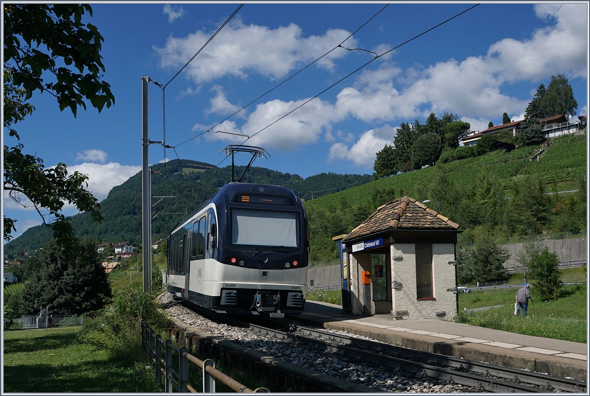Ein Reisender und der MVR ABeh 2/6 7508 verlasen den kleinen Haltepunkt Châtelard VD. 
3. Juli 2017