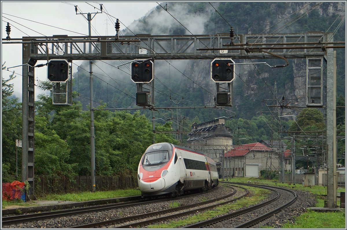 Ein SBB ETR 610 neigt sich als EC 32 von Milano nach Genève bei Varzo nordwärts.
2. Juli 2014