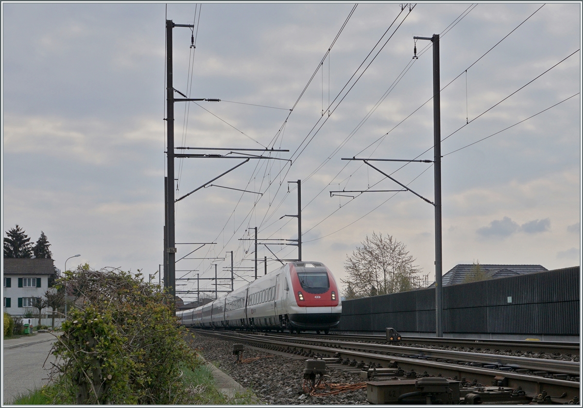 Ein SBB ICN RABe 500 hat Grenchen Süd verlassen und ist als IC5 auf dem Weg nach Lausanne. 

14. April 2021