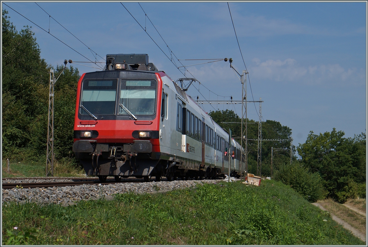 Ein SBB RBDe 560 als S 40 Fribourg - Romont zwischen Rosé und Neyruz unter den wohl letzten alten Fahrleitnungsmasten zwischen St.Gallen und Genève. 
6.August 2015