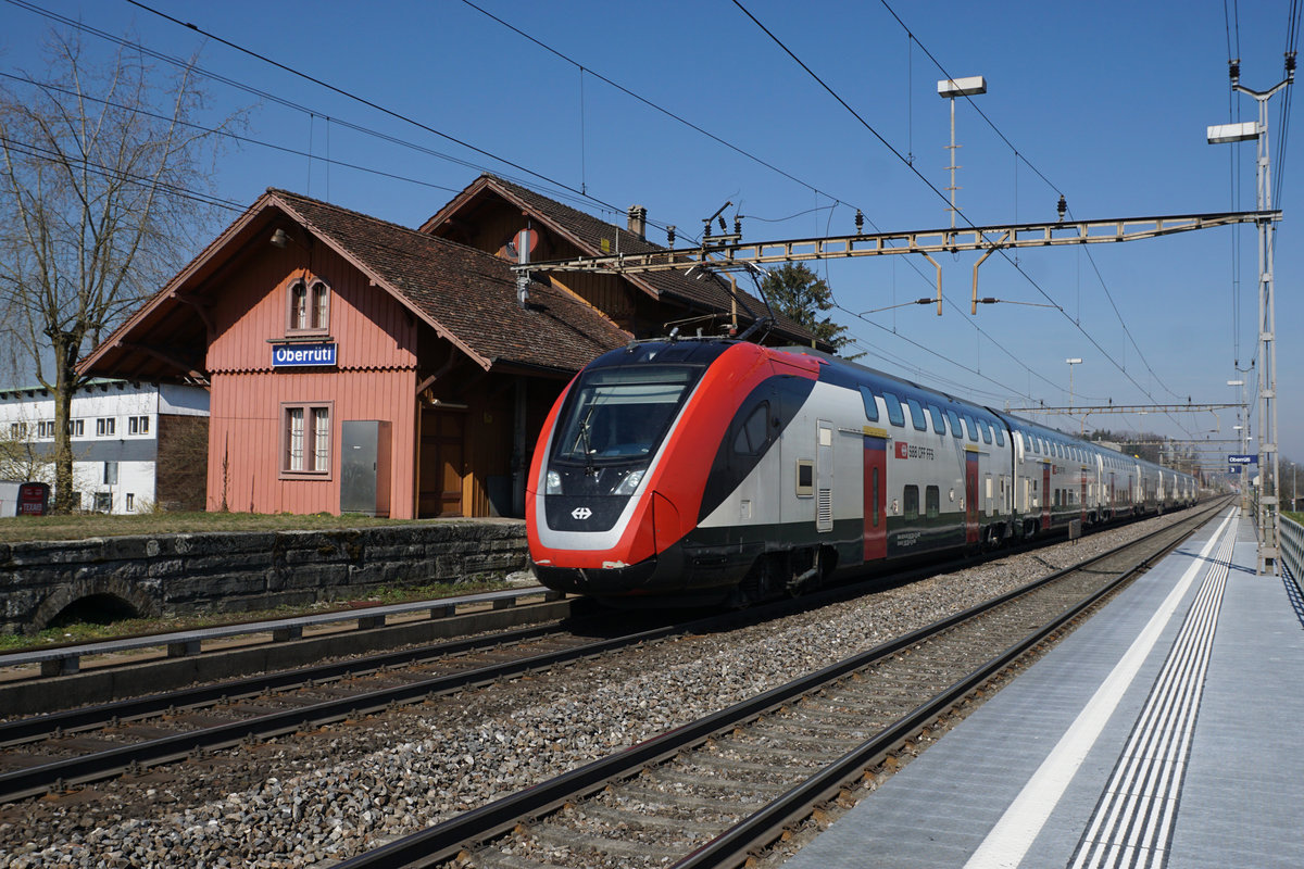 Ein SBB Triebzug der neusten Generation vom Typ RABDe 502 TWINDEXX beim Passieren des historischen Bahnhofs Oberrüti am 22. März 2019.
Foto: Walter Ruetsch 