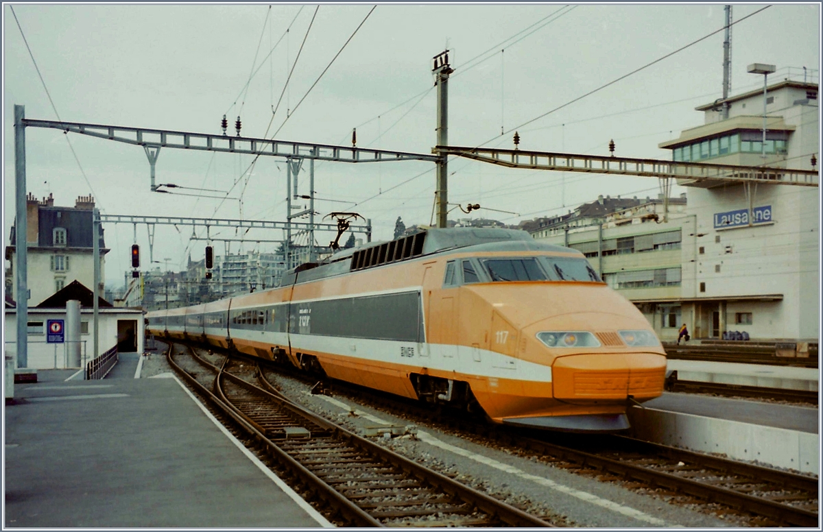 Ein SNCF TGV mit dem Treibkopf 117 am Schluss verlässt Lausanne Richtung Paris Gare de Lyon.

Analogbild aus dem Frühjahr 1998