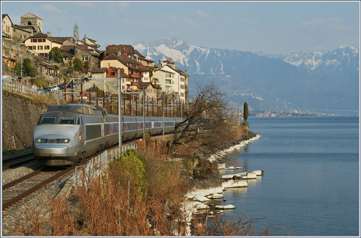 Ein TGV de Neige auf der Fahrt Richtung Paris bei St-Saphorin.
25. März 2012