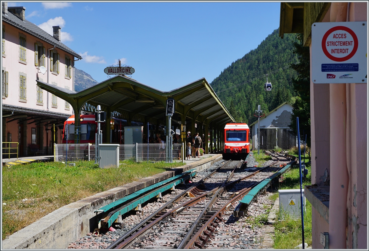 Ein TMR Beh 4/8 erreicht als Regionalzug von Martingy den Bahnhof von Vallorcine, whrend unter dem Bahnsteigdach im Schatten der TMR/SNCF BDeh 4/8 21 als Anschlusszug nach St-Germain-les Bains-le-Fayette steht. 

1. August 2022