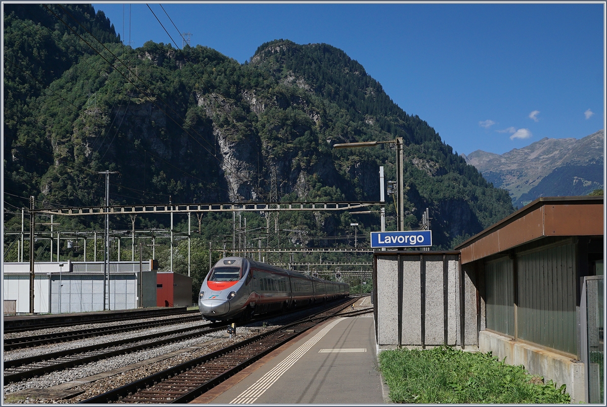 Ein Trenitalia FS ETR 610 als EC auf der Fahrt von Zürich nach Milano bei der Durchfahrt in Lavorgo.
7. Sept. 2016