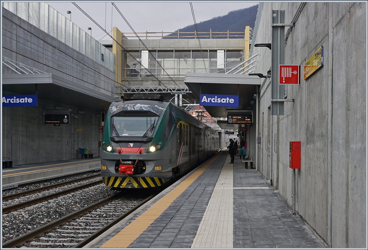 Ein Trenord Regio Express von Milano Porta Garibaldi nach Porte Ceresio beim Halt in Arcisate. Kurz darauf verzweigt sich die Strecke in die Äste nach Porte Cersesio und Gaggiolo Transitoe (- Stabio).
16. Jan. 2018