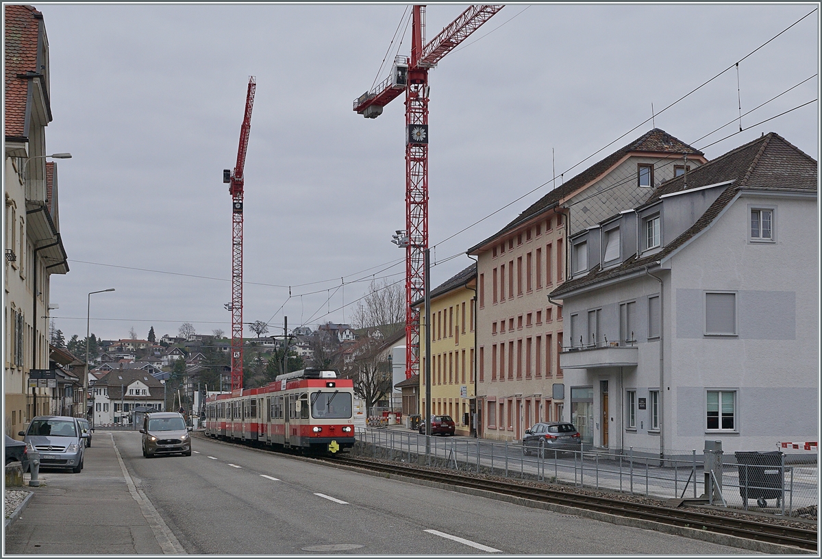 Ein WB Zug ist bei Niederdorf auf dem Weg nach Waldenburg und Kräne deuten schon auf den bevorstehenden Streckenumbau (Spurwechsel) hin. 

21. März 2021