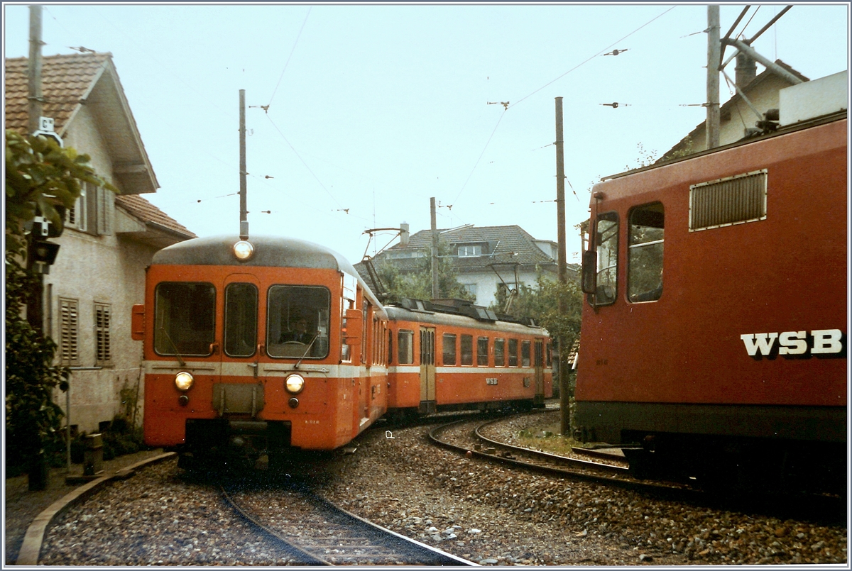Ein WSB Reionalzug nach Aarau erreicht den Bahnhof Gränichen, wo bereits die De 4/4 mit ihrem Güterzug auf den Weiterfahrt nach Menziken wartet. 

4. Sept. 1984