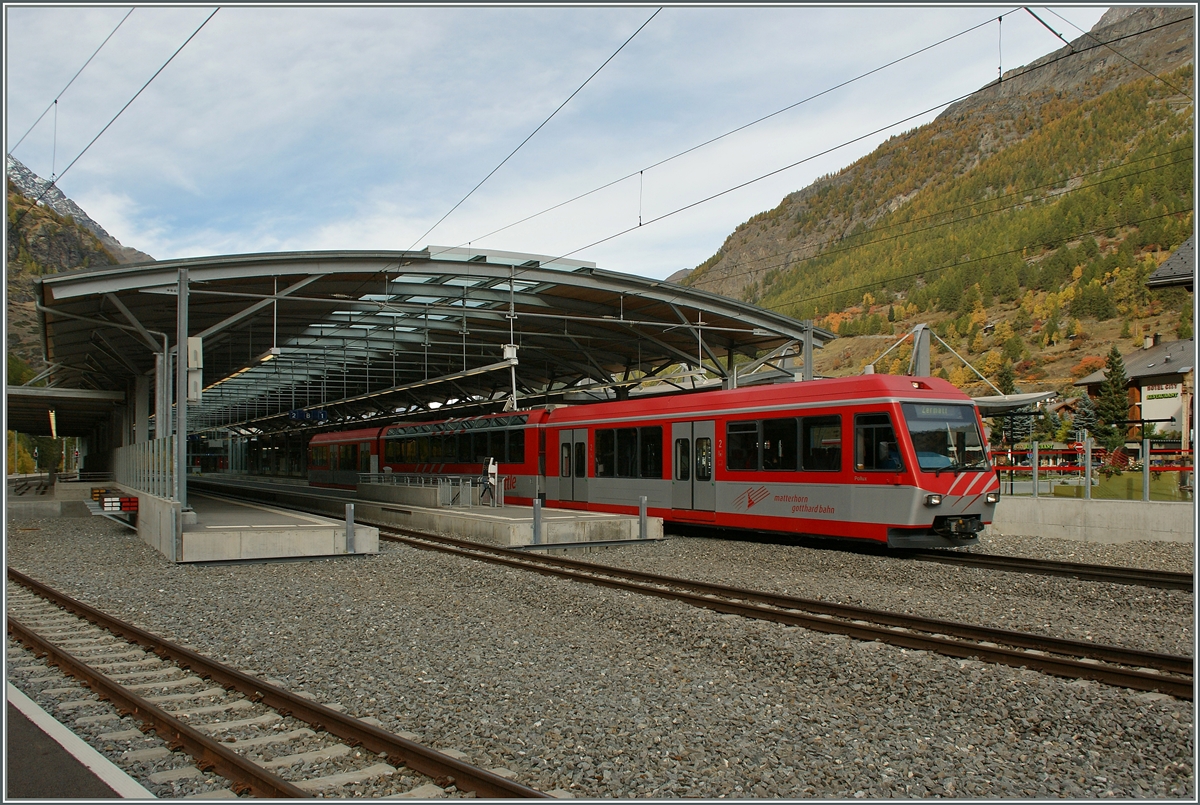 Ein  Zermatt-Shuttle  verlässt dem modernisierten Bahnhof von Täsch.
21. Okt. 2013