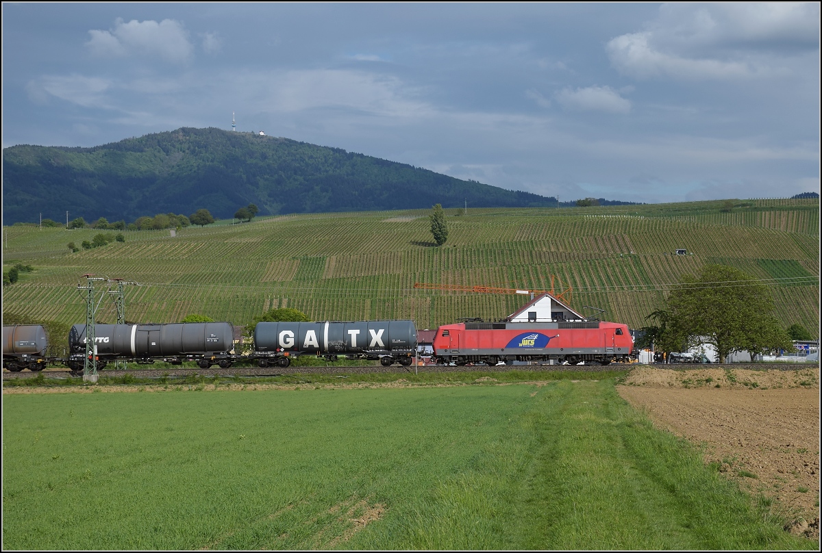 Eine Neuschweizerin auf dem Weg nach Basel. 120 145 der WRS auf der Rheintalbahn vor dem Blauen bei Auggen. Mai 2020.