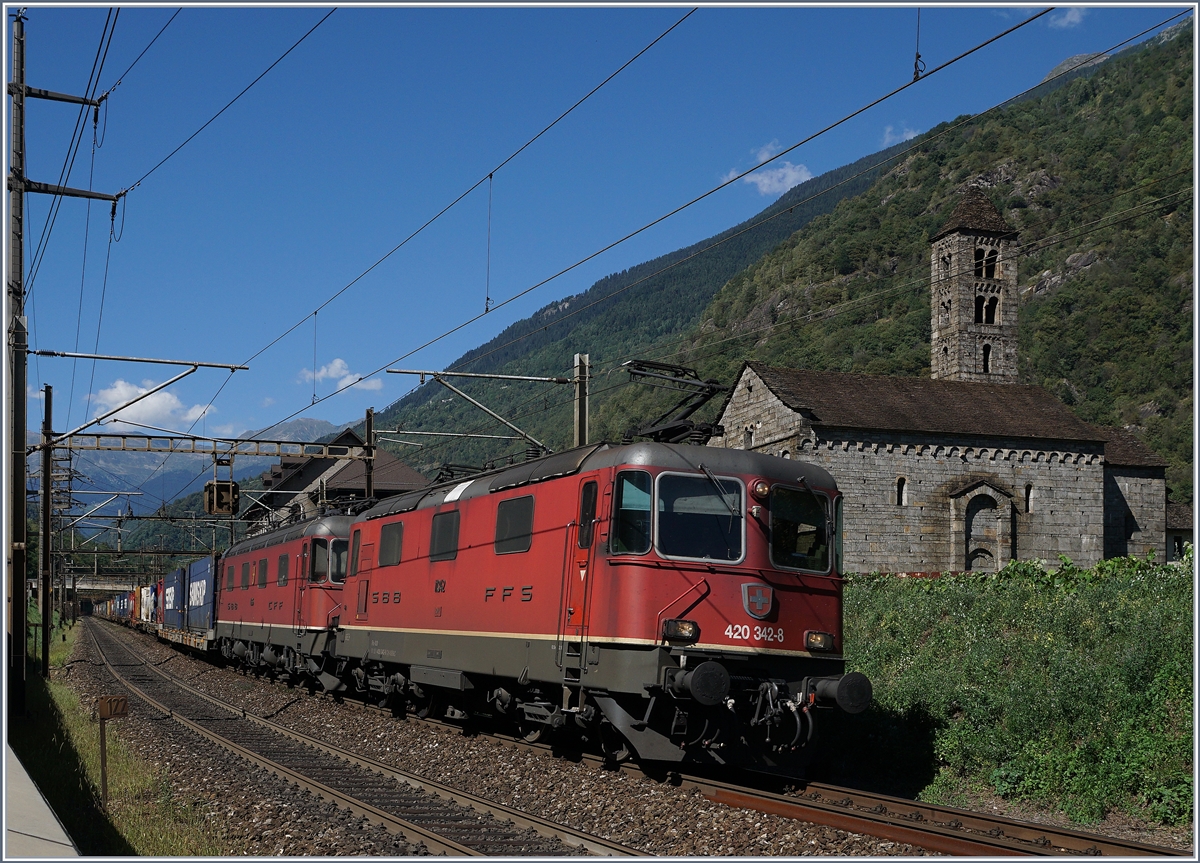 Eine  Re 10/10  mit der Spitzenlok Re 420 342-8 mit einem langen Güterzug bei der Fahrt Richtung Süden in Giornico.
7. Sept. 2016