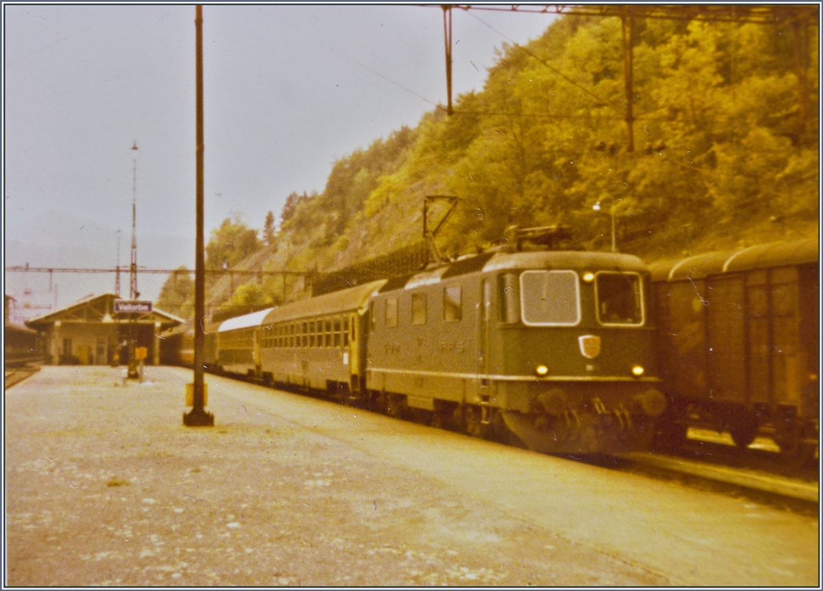 Eine SBB Re 4/4 II hat in Vallorbe den internationalen Schnellzug Lutetia von Paris nach Milano übernommen.

2. Oktober 1982