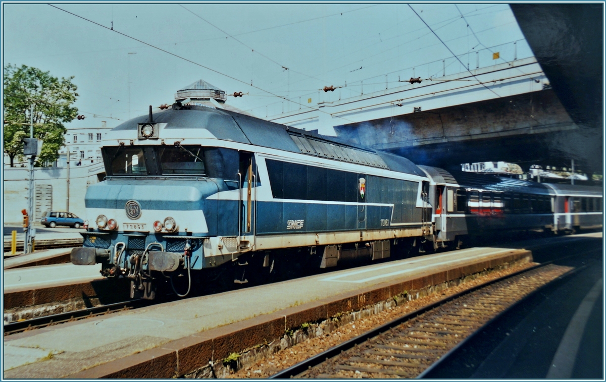 Einige wenige Schnellzüge der Linie 4 Basel - Paris Est verkehrten bis und ab Basel SBB mit Dieseltraktion, sonst wurde in der Regel in Mulhouse oder Belfort umgespannt. 
Das Analog-Bild zeigt die SNCF CC 72063 mit einem IC bei der Abfahrt in Bâle SNCF.
Mai 1999