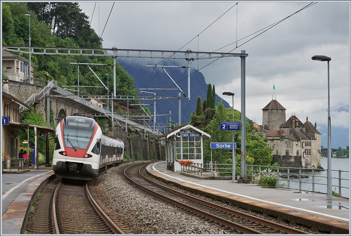 Einmal pro Stunde bedient die S2 Vallorbe - Villeneuve den kleinen Halt Veytaux-Chillon, welcher wie dies Bild zeigt in unmittelbarer Nähe des Château de Chillon liegt. 
13. Juni 2018