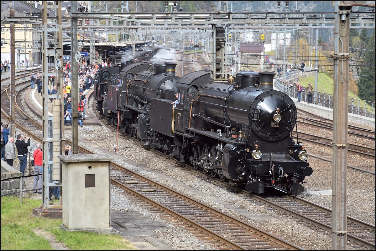 Elefanten am Gotthard. C 5/6 2978 und 2969 rangieren wieder zum Zug. Als dritte im Bunde ist B 3/4 1367 hinten angehngt. Gschenem, Oktober 2017