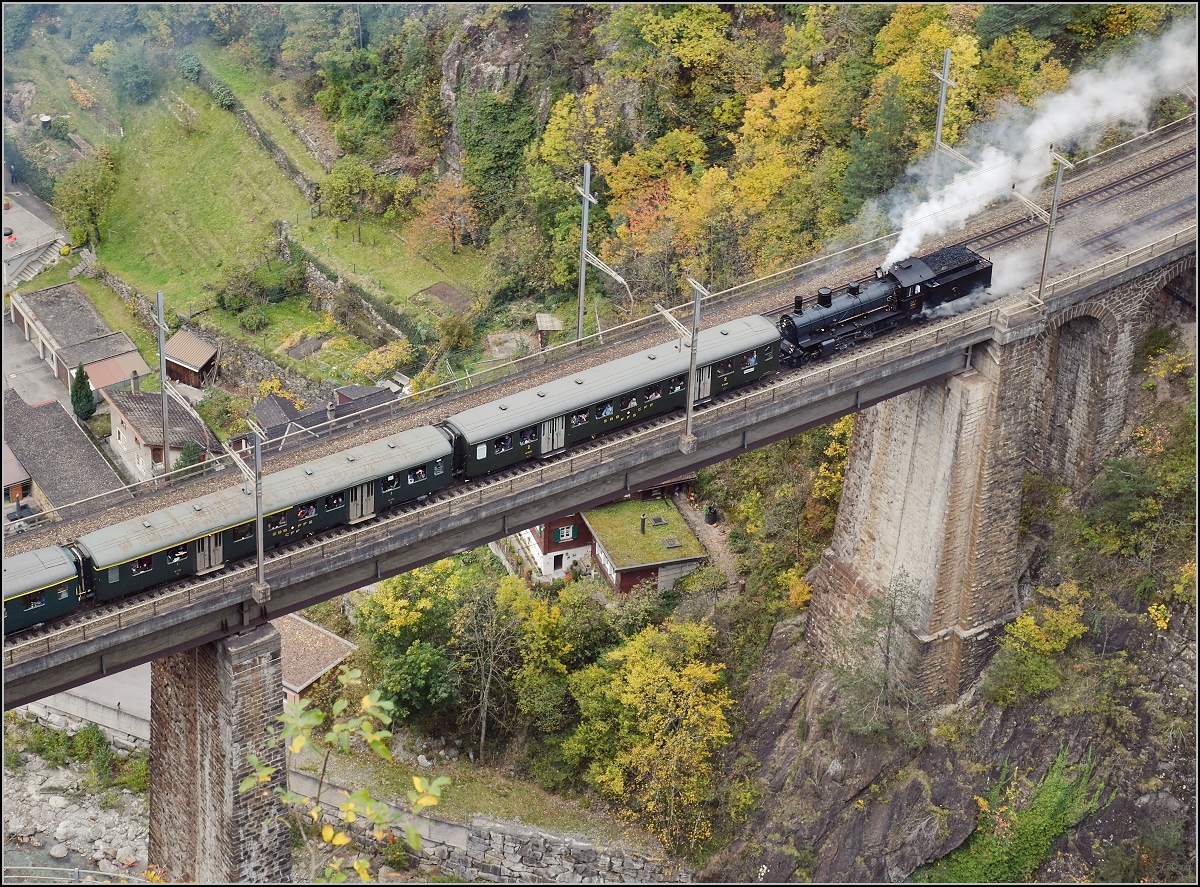 Elefanten am Gotthard. Hilfe gibt es für die beiden Elefanten mit ihrem langen Sonderzug von der B 3/4 1367 am Zugschluss. Auf der Chärstelenbachbrücke oberhalb Amsteg. Oktober 2017.