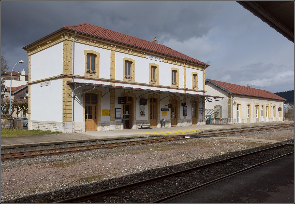Empfangsgebäude und Nebengebäude des Bahnhof Morteau. April 2018.