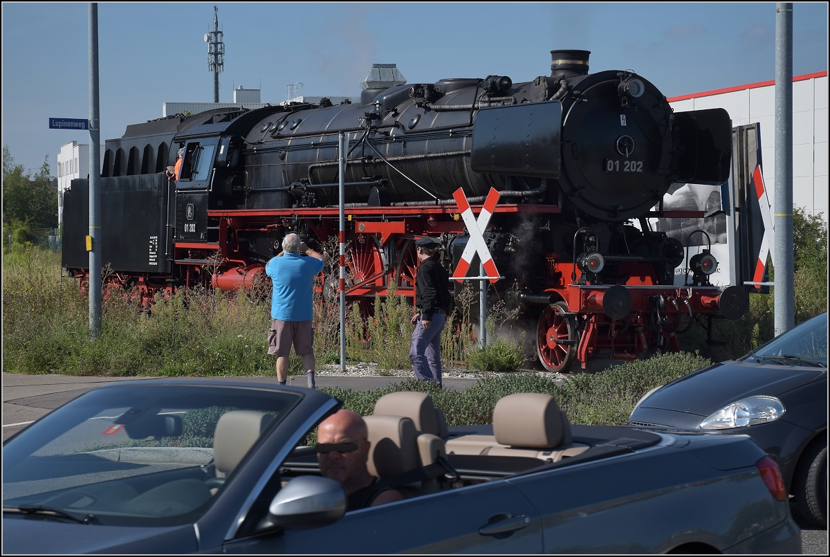 Endlich wieder Züge auf dem Schweizerbähnle (Etzwilen-Singen). 01 202 setzt vom Kreisverkehr die Fahrt Richtung Rielasingen fort. Die Fotografen haben den historischen Moment im Kasten. Singen, August 2020.