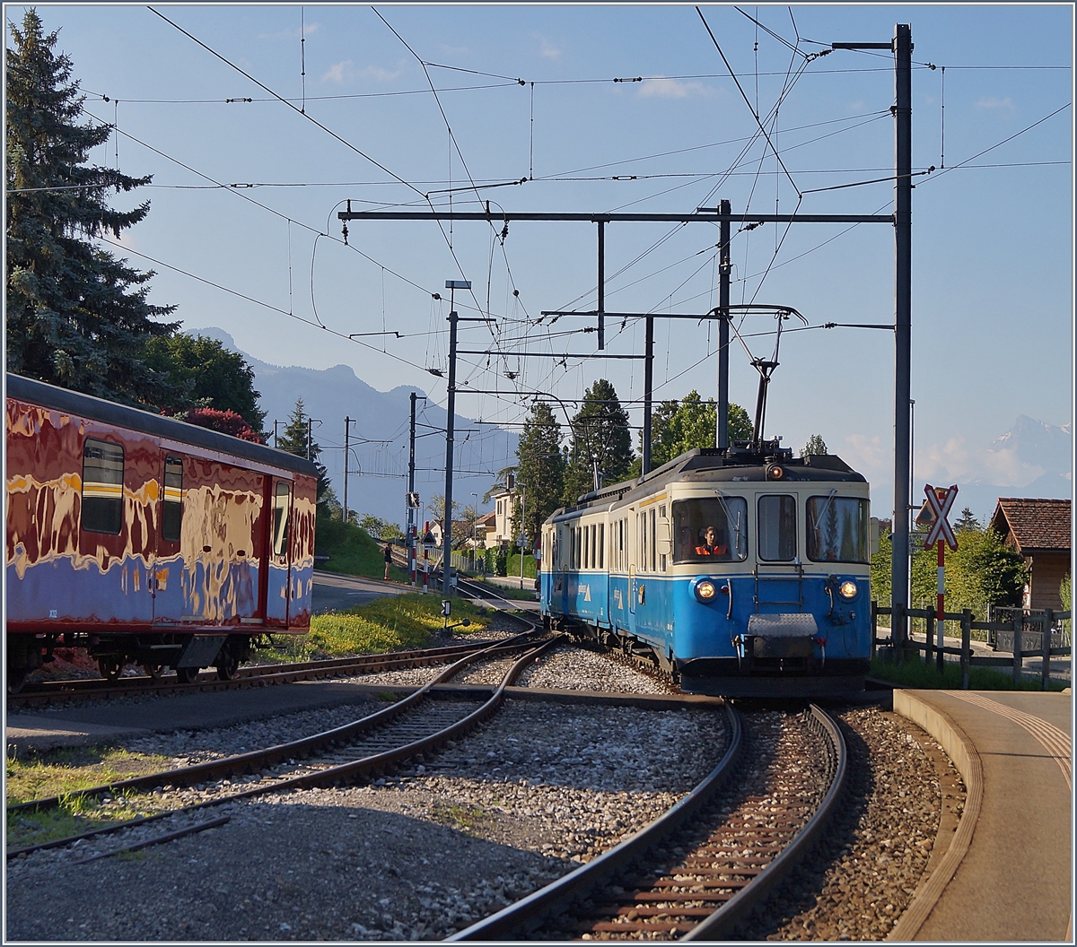 Erfreulicherweise auch im Sommer 2018 noch hie und da im Planbetrieb: Der MOB ABDe 8/8! Hier erreicht der MOB ABDe 8/8 4001 SUISSE als Regionalzug 2309 von Les Avants nach Montreux den Bahnhof von Fontanivent.
21. Juni 2018