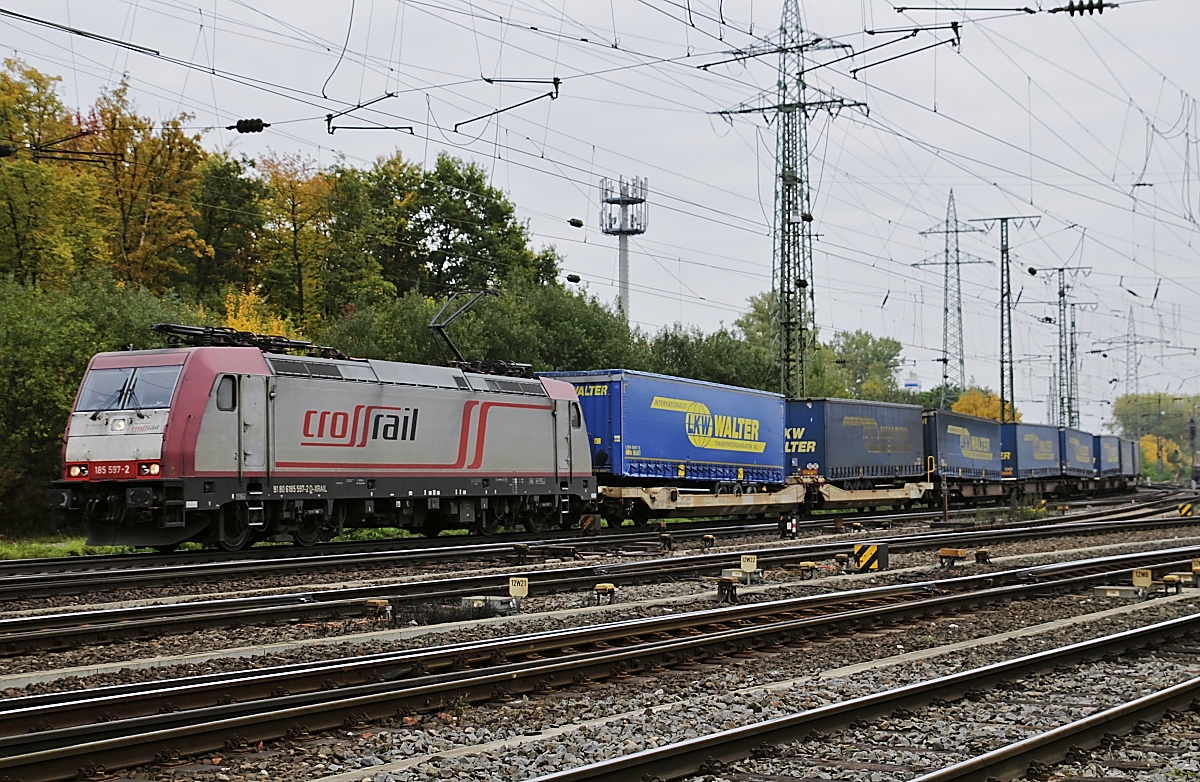 Erinnerungen an die 2018 aufgelöste Crossrail: Am 24.10.2015 ist 185 597-2 (angemietet von BTMU) in Köln-Gremberg unterwegs