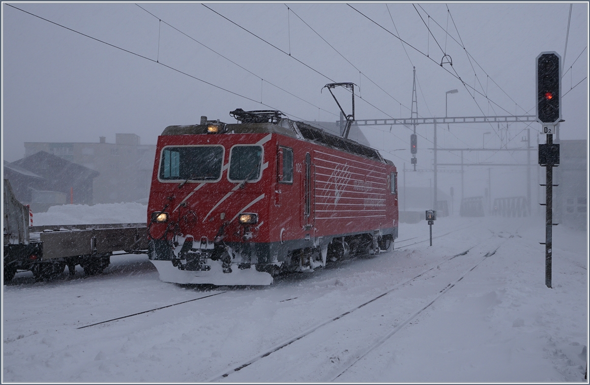 Es schneit, es windet! Die MGB HGe 4/4 II 102 in Andermatt.
5. Jan. 2017