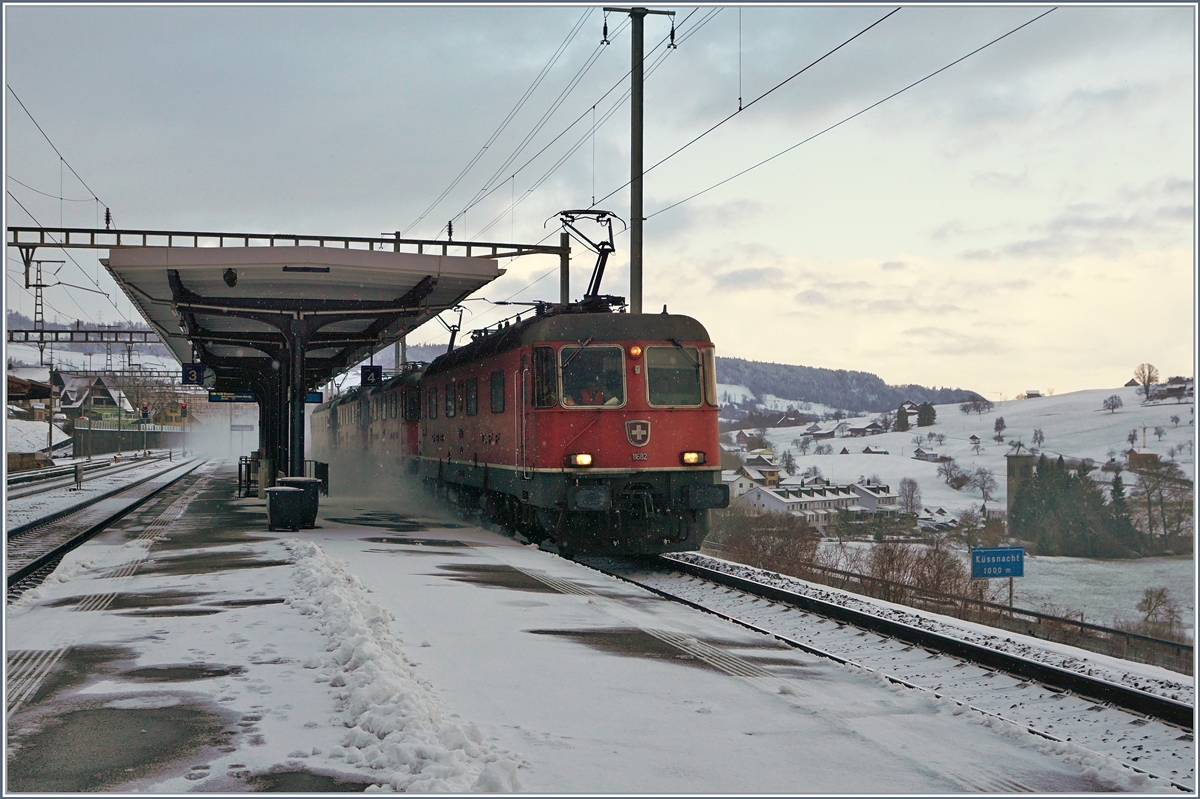 Etliche Re 6/6 und Re 4/4 II (mit der Spitzenlok Re 6/6 11682) erreichen bei Immensee den Kilometer Null der Gotthardbahn.
5. Jan 2017