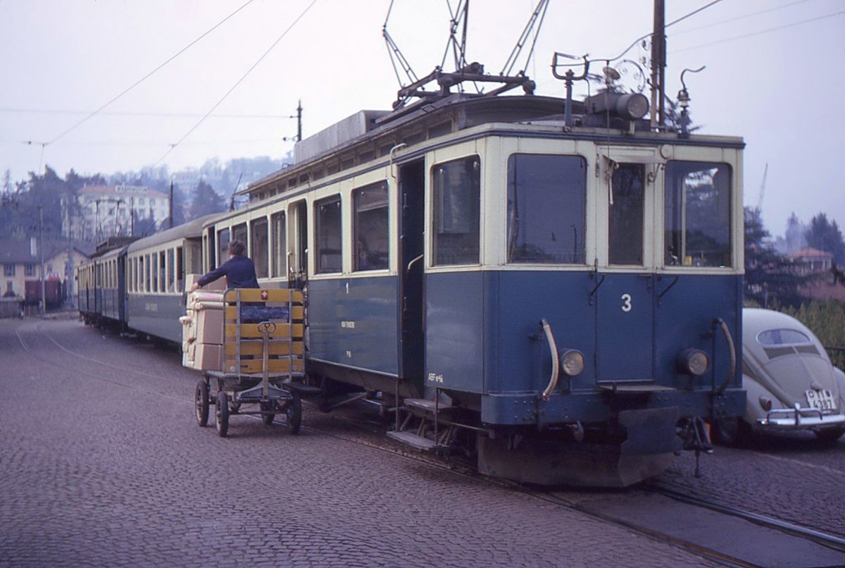Ferrovia Lugano - Tesserete: Lugano, Triebwagen 3 beim Beladen mit Post. Dahinter der B 15 - B2 14 - und der Triebwagen 2. 5.April 1966. 