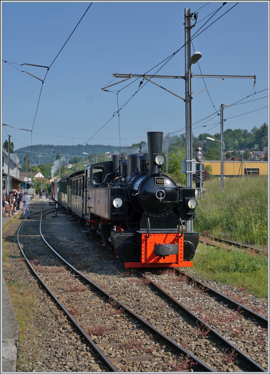Festival Suisse de la vapeur / Schweizer Dampffestival 2023 der Blonay-Chamby Bahn: Die G 2x 2/2 105 dampft am Schluss des Dampfzuges nach Vevey kurz vor der Abfahrt in Blonay. 

29. Mai 2023