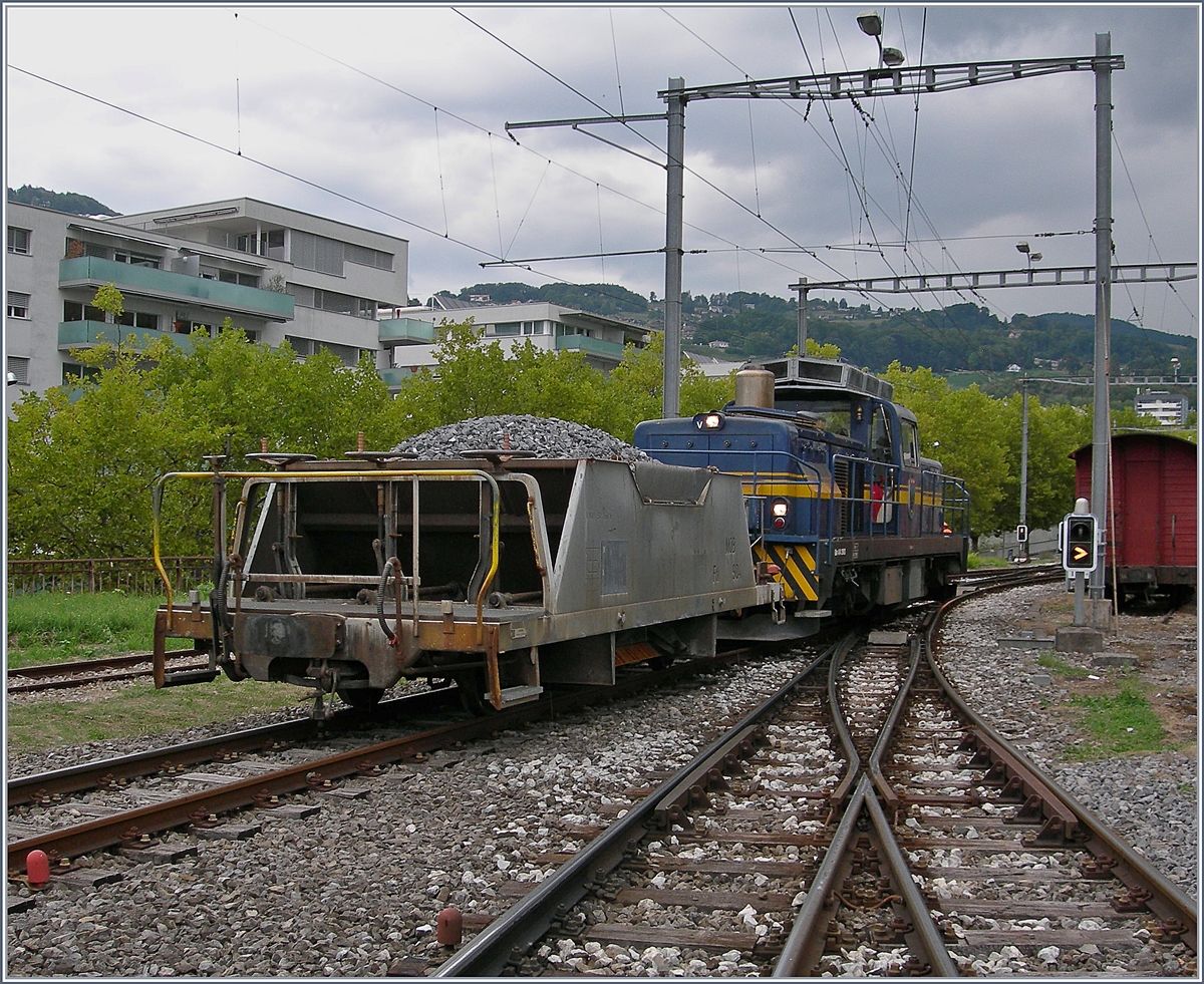 Für die Gleisarbeiten der neuen Dienststation Bosquet rangiert die MOB Gm 4/4 2003 Montbovon in Vevey den Schotterwagen Fdk 904.
17. August 2018